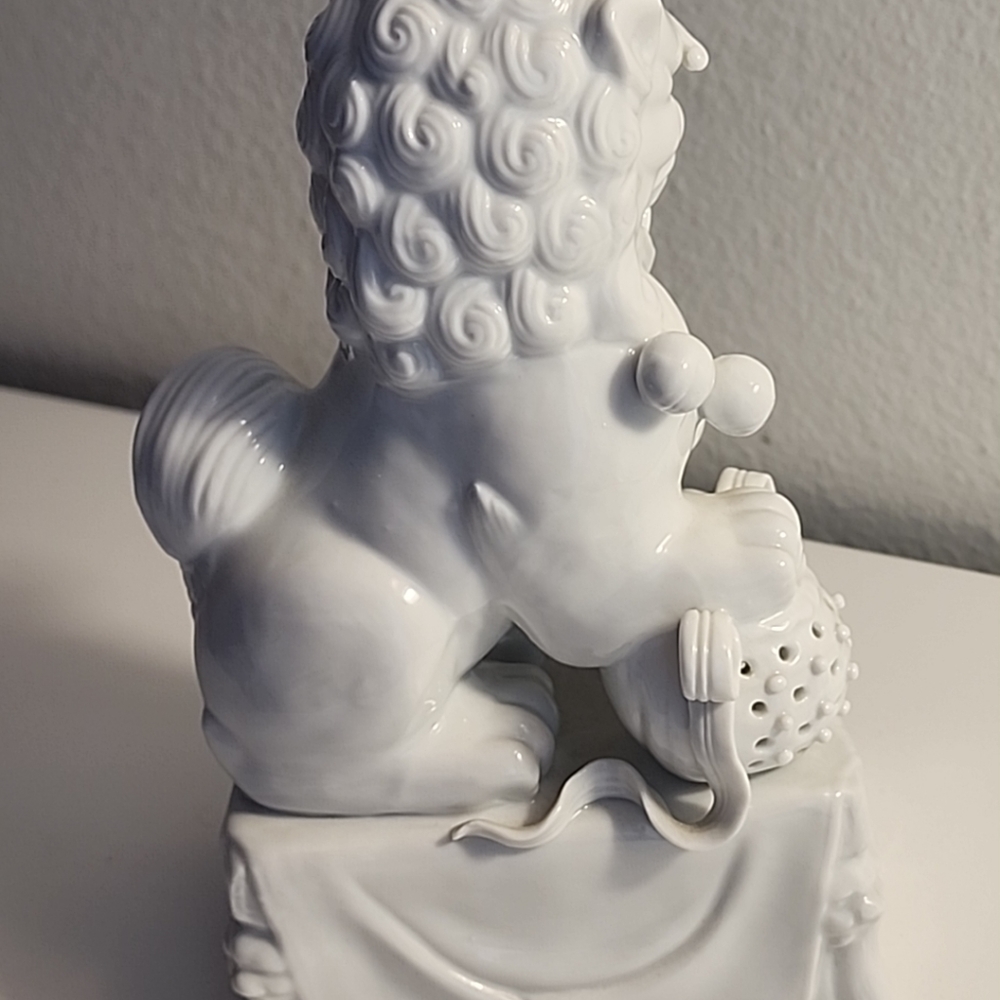 Medium Size Pair of Spectacular All White Vintage/Antique Foo Dogs. - Picture 4 of 15